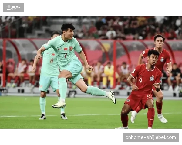 日本队正尝试从依赖边路突破转向中路渗透，以应对强队的高位压迫和提升出球安全性